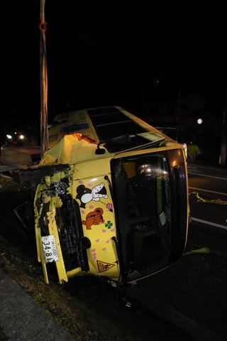 横転し、クレーンで引き上げられる送迎バス＝20日夜、丹波市山南町谷川