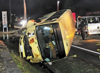 乗用車と衝突し、横転した送迎バス＝20日午後７時16分、丹波市山南町谷川