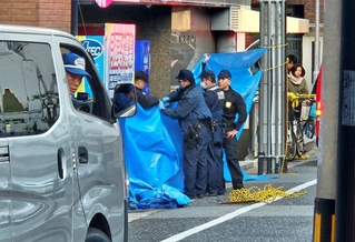 立体駐車場で作業員２人が負傷した現場付近＝午後４時２５分、神戸市中央区下山手通５