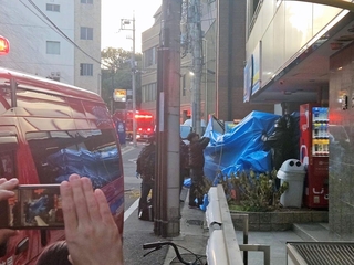 立体駐車場で作業員２人が負傷した現場付近＝午後４時４０分、神戸市中央区下山手通５