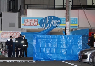 事故があった立体駐車場の出入り口付近＝２７日午後５時２８分、神戸市中央区下山手通５