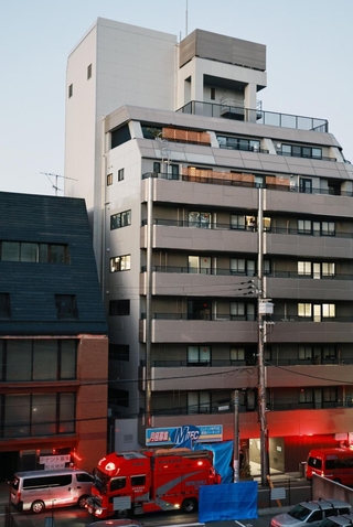 車が落下した立体駐車場＝２７日午後５時９分、神戸市中央区下山手通５