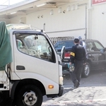 トラックに衝突されたタクシーが、店舗や歩行者にぶつかった事故の現場＝４日午後０時２５分、神戸市長田区上池田３
