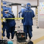 女性が刺されたとみられる現場＝１８日午後１時１９分、神戸市中央区の市営地下鉄三宮駅東改札前