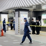 女性が刺されたとみられる現場付近＝１８日午後１時１６分、神戸市中央区の市営地下鉄三宮駅東改札前