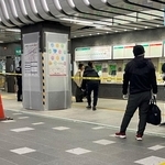 現場付近を調べる捜査員ら＝１８日午後０時５６分、神戸市中央区の神戸市営地下鉄三宮駅