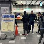 現場付近を調べる捜査員ら＝１８日午後０時５６分、神戸市中央区の神戸市営地下鉄三宮駅コンコース