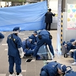 刃物で高齢女性が刺されたとみられる現場＝１８日午後１時２２分、神戸市中央区の市営地下鉄三宮駅