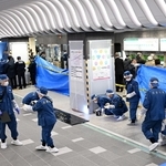 刃物で高齢女性が刺されたとみられる現場＝１８日午後１時２０分、神戸市中央区の市営地下鉄三宮駅