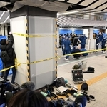 刃物で高齢女性が刺されたとみられる現場＝１８日午後１時１５分、神戸市中央区の市営地下鉄三宮駅