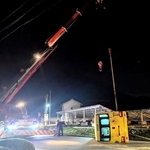 横転し、クレーンで引き上げられる送迎バス＝20日夜、丹波市山南町谷川
