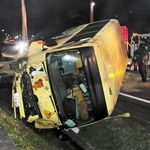 乗用車と衝突し、横転した送迎バス＝20日午後７時16分、丹波市山南町谷川