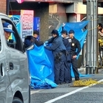 立体駐車場で作業員２人が負傷した現場付近＝午後４時２５分、神戸市中央区下山手通５