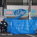事故があった立体駐車場の出入り口付近＝２７日午後５時２８分、神戸市中央区下山手通５
