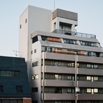 車が落下した立体駐車場＝２７日午後５時９分、神戸市中央区下山手通５