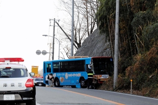 衝突事故を起こしたバス車両＝２日午後３時５５分、姫路市とたつの市の市境付近