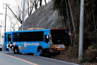 衝突事故を起こしたバス車両＝２日午後３時５６分、姫路市とたつの市の市境付近