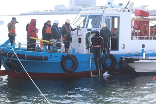 海底に捨てられたとみられる凶器を捜索する捜査員ら＝１１日午後１時３９分、姫路市大津区吉美