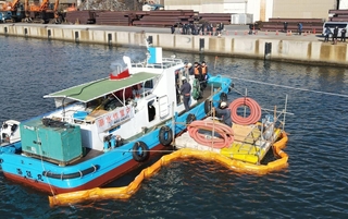 海底に捨てられたとみられる凶器を捜索する捜査員ら＝１１日午後１時５６分、姫路市大津区吉美（ドローンで撮影）