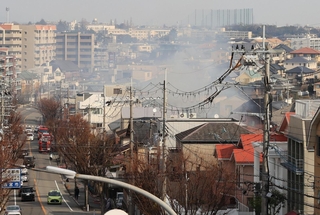 白煙が立ちこめる住宅街＝１４日午後０時４２分、西宮市深谷町
