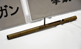 自作したとみられるペンシル型拳銃＝神戸市中央区中山手通２、生田署