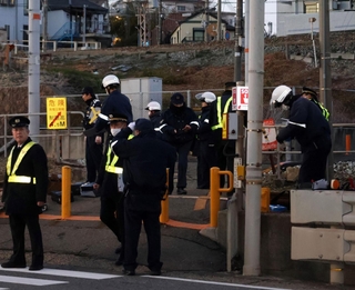 電車と人が接触した現場の踏切＝９日午後５時１５分、神戸市垂水区