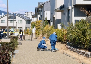現場付近を調べる兵庫県警の捜査員ら＝１６日午後、芦屋市涼風町
