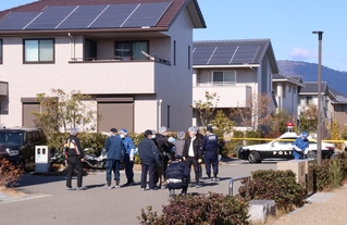 男性が刺されたとみられる現場付近を調べる兵庫県警の捜査員ら＝１６日午前、芦屋市涼風町