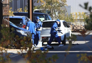 男性が刺された現場付近を調べる兵庫県警の捜査員ら＝１６日午後０時３９分、芦屋市涼風町