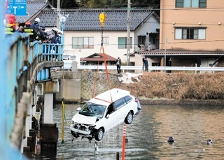川の中から引き揚げられる乗用車＝豊岡市城崎町今津