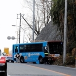 衝突事故を起こしたバス車両＝２日午後３時５５分、姫路市とたつの市の市境付近