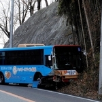 衝突事故を起こしたバス車両＝２日午後３時５６分、姫路市とたつの市の市境付近