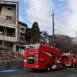 麓から駆けつけた多くの消防車両が並ぶ火災現場＝１０日午後２時３８分、神戸市灘区六甲山町西谷山