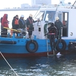 海底に捨てられたとみられる凶器を捜索する捜査員ら＝１１日午後１時３９分、姫路市大津区吉美