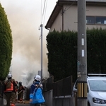 奥まった民家から出火し、煙が立ちこめる現場周辺＝１４日午後０時３０分、西宮市深谷町