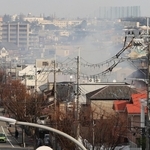 白煙が立ちこめる住宅街＝１４日午後０時４２分、西宮市深谷町