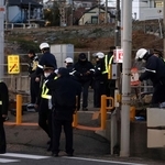 電車と人が接触した現場の踏切＝９日午後５時１５分、神戸市垂水区
