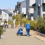 現場付近を調べる兵庫県警の捜査員ら＝１６日午後、芦屋市涼風町