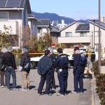 男性が刺されたとみられる現場付近を調べる兵庫県警の捜査員ら＝１６日午前、芦屋市涼風町