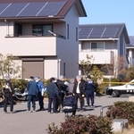 男性が刺されたとみられる現場付近を調べる兵庫県警の捜査員ら＝１６日午前、芦屋市涼風町