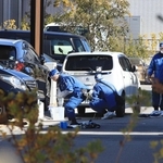 男性が刺された現場付近を調べる兵庫県警の捜査員ら＝１６日午後０時４２分、芦屋市涼風町