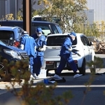 男性が刺された現場付近を調べる兵庫県警の捜査員ら＝１６日午後０時３９分、芦屋市涼風町