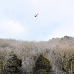 山火事の現場へ放水のために到着した兵庫県の防災ヘリコプター＝朝来市和田山町林垣