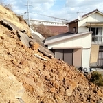 裏山が崩れ、土砂が押し寄せた民家＝姫路市山畑新田（姫路市提供）