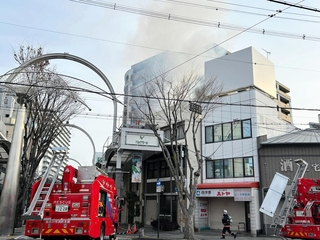 建物火災の消火活動を行う消防隊員ら＝３日午前８時３１分、加古川市加古川町寺家町