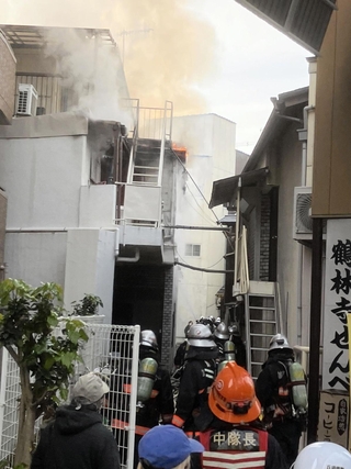 炎を上げて燃える建物＝３日午前８時２９分、加古川市加古川町寺家町