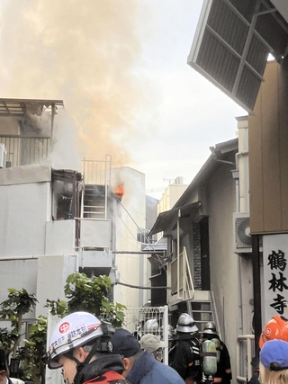 炎を上げて燃える建物＝３日午前８時２９分、加古川市加古川町寺家町