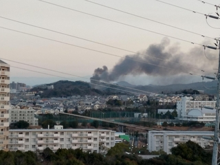黒煙が広範囲に広がった火災現場=神戸市須磨区