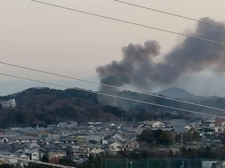 黒煙が広範囲に広がった火災現場=神戸市須磨区