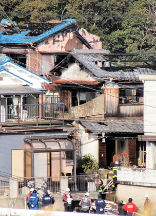 火災で焼けた民家＝１８日午前８時４１分、淡路市岩屋